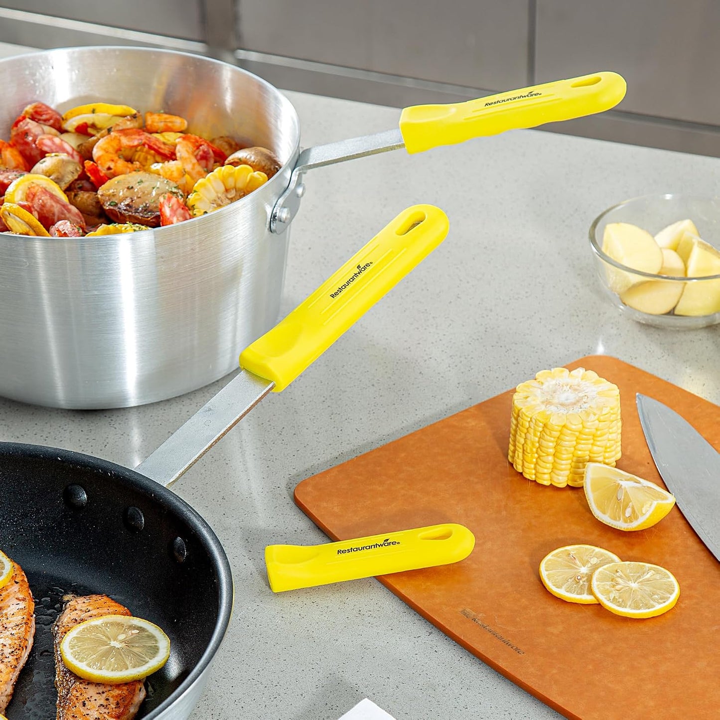 Restaurantware Silicone Pan Handle Cover Set 1-Count Heat-Resistant Removable Pan Handle Grips, Ergonomic Non-Slip Green Handle Protectors for Fry Pans and Sauce Pans