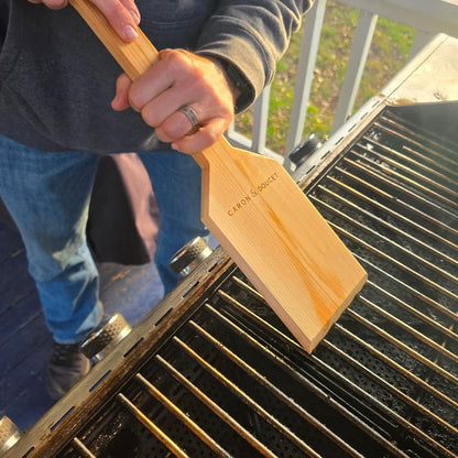 CARON & DOUCET BBQ Grill Cleaner Oil (16oz) & Natural Red Cedar Wood BBQ Grill Scraper Bundle – Wire Bristle Free, Safe Tool for Gas & Charcoal Grates