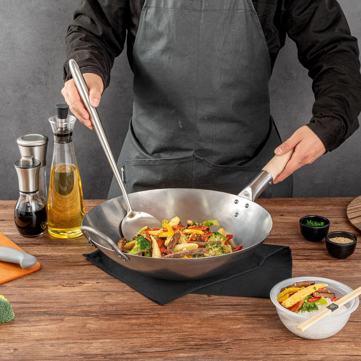 Restaurantware Stainless Steel Wok Spatula 17 Inch Long Handle Cooking Utensil, Heat-Resistant, Dishwasher-Friendly Wok Accessory, Silver Kitchen Tool for Stir-Fry