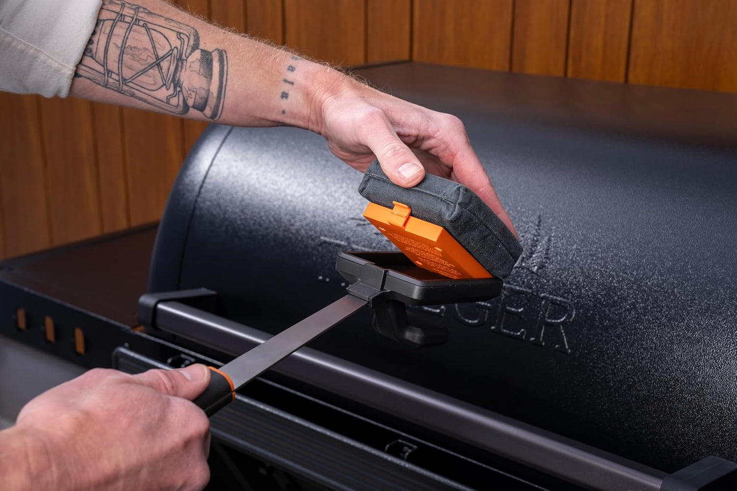 Traeger Grills BBQ Steam N' Clean Grill Brush – Bristle-Free Steam Cleaning Grill Brush for Hot Grates, Safe for Porcelain Grates & Flat Top Griddles, Dishwasher-Safe Replaceable Head