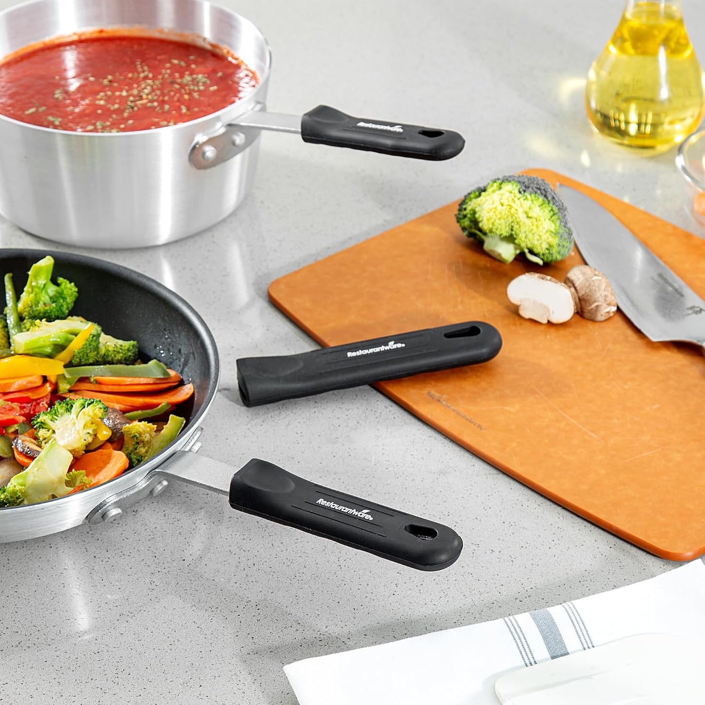 Restaurantware Silicone Pan Handle Cover Set 1-Count Heat-Resistant Removable Pan Handle Grips, Ergonomic Non-Slip Green Handle Protectors for Fry Pans and Sauce Pans
