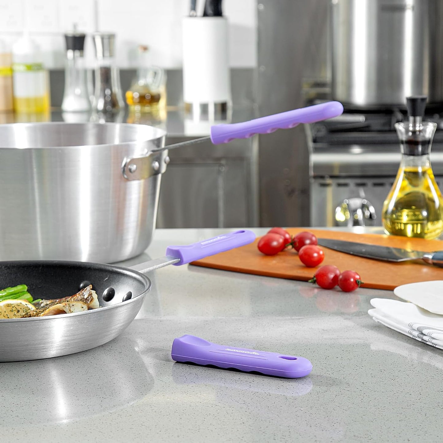 Restaurantware Silicone Pan Handle Cover Set 1-Count Heat-Resistant Removable Pan Handle Grips, Ergonomic Non-Slip Green Handle Protectors for Fry Pans and Sauce Pans
