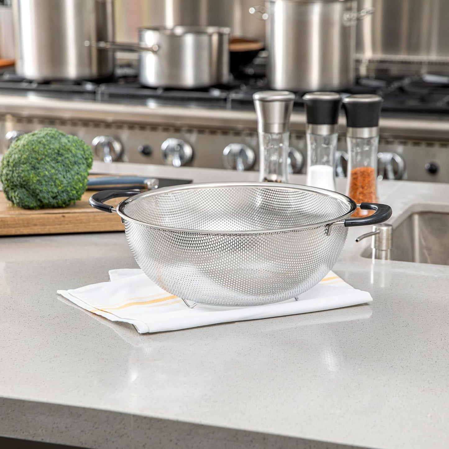 Restaurantware Colander 1 Count 5.5 qt Dishwasher-Safe Stainless Steel Coarse Mesh Colander with Over-The-Sink Expandable Handles Kitchen Strainer Basket for Pasta, Fruits, and Vegetables