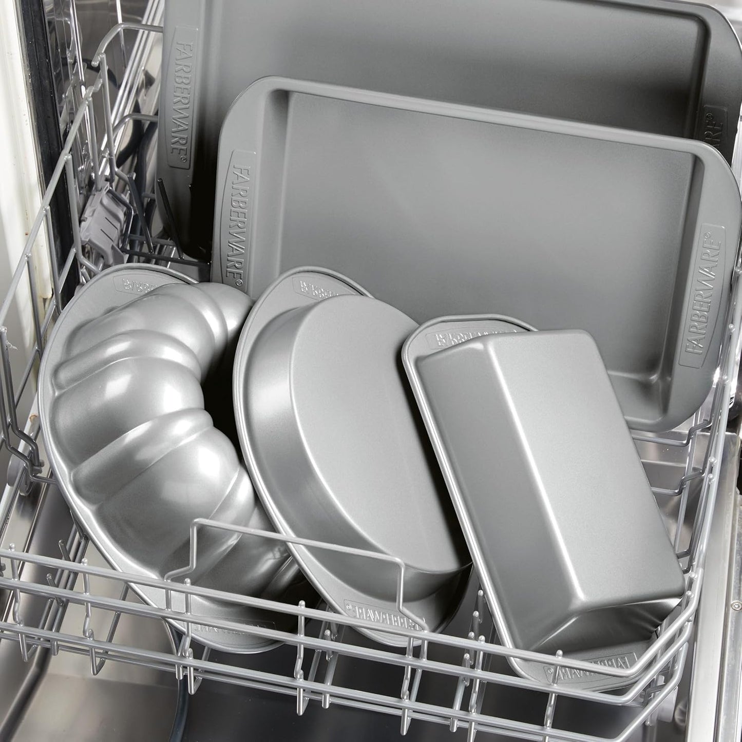 Farberware Nonstick Bakeware Rectangular Cake Pan with Lid, Cake Pans For Baking, 9-Inch x 13-Inch, Gray