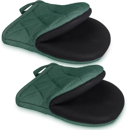 1 Pair Short Oven Mitts - Silicone Kitchen Oven Gloves High Heat Resistant 500℉, Mini Oven Mits with Non-Slip Grip Surfaces and Hanging Loop for BBQ, Baking, Cooking and Grilling (Black)