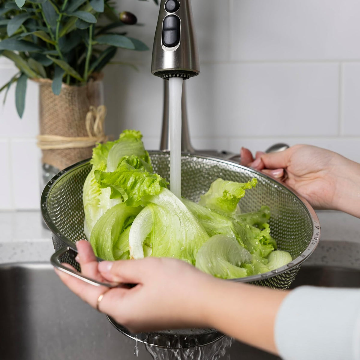 Fox Run Stainless Steel Colander, 4.7 Quart Over The Sink Pasta Strainer