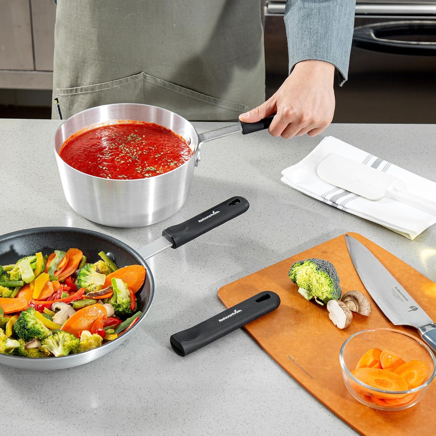 Restaurantware Silicone Pan Handle Cover Set 1-Count Heat-Resistant Removable Pan Handle Grips, Ergonomic Non-Slip Green Handle Protectors for Fry Pans and Sauce Pans