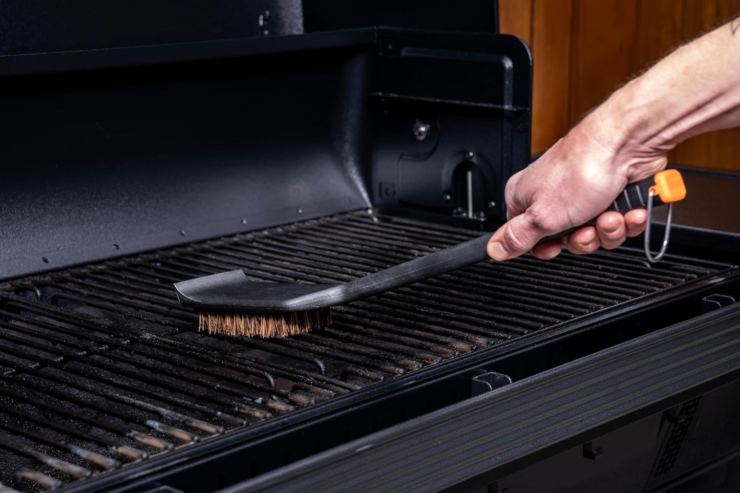 Traeger Grills Hot n' Cold Grill Cleaning Brush – Natural Palmyra Bristles for Hot & Cold Grate Scrubbing, Deep Clean & BBQ Maintenance