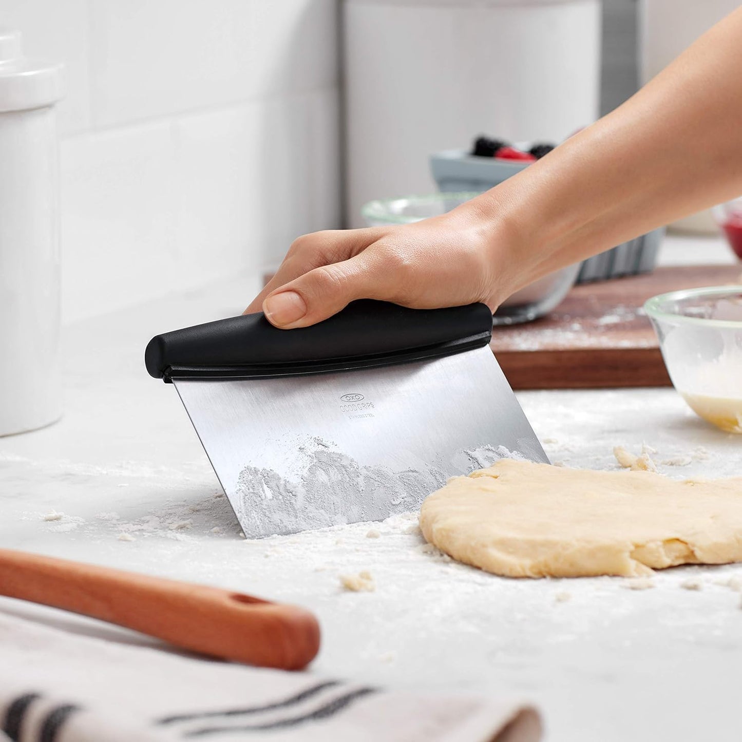 OXO Good Grips Stainless Steel Multi-Purpose Scraper & Chopper, Dough Cutter for Pizza, Bread and Cookie Dough, Multi-Purpose Vegetable Chopper, Dishwasher-Safe Kitchen Essential