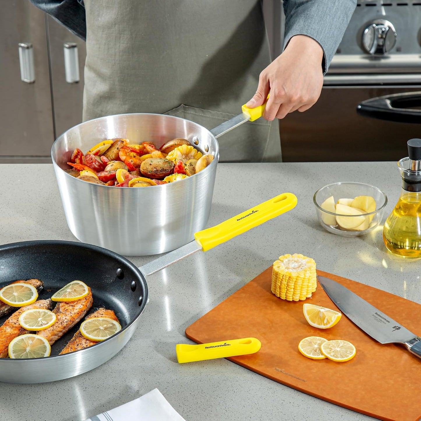 Restaurantware Silicone Pan Handle Cover Set 1-Count Heat-Resistant Removable Pan Handle Grips, Ergonomic Non-Slip Green Handle Protectors for Fry Pans and Sauce Pans