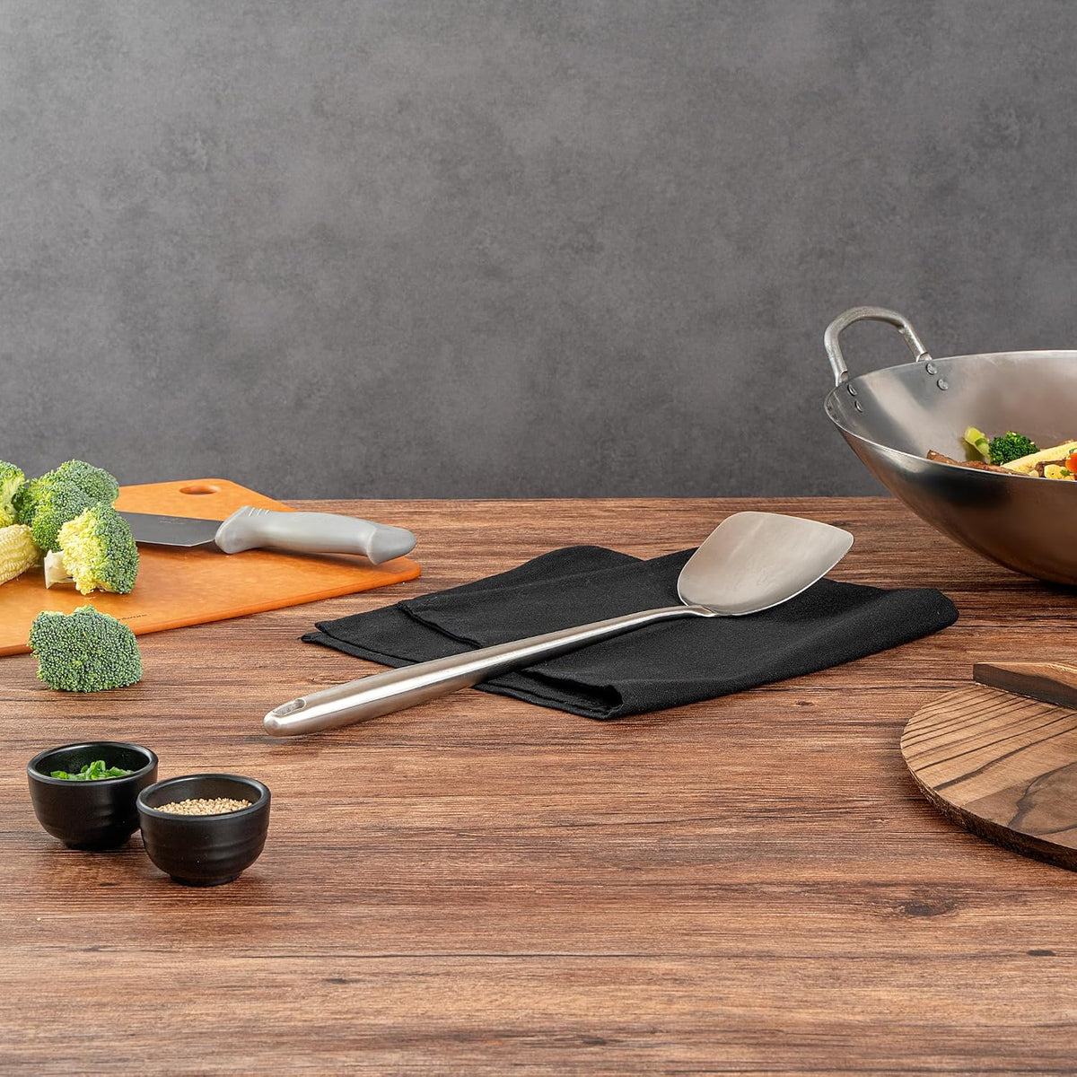 Restaurantware Stainless Steel Wok Spatula 17 Inch Long Handle Cooking Utensil, Heat-Resistant, Dishwasher-Friendly Wok Accessory, Silver Kitchen Tool for Stir-Fry