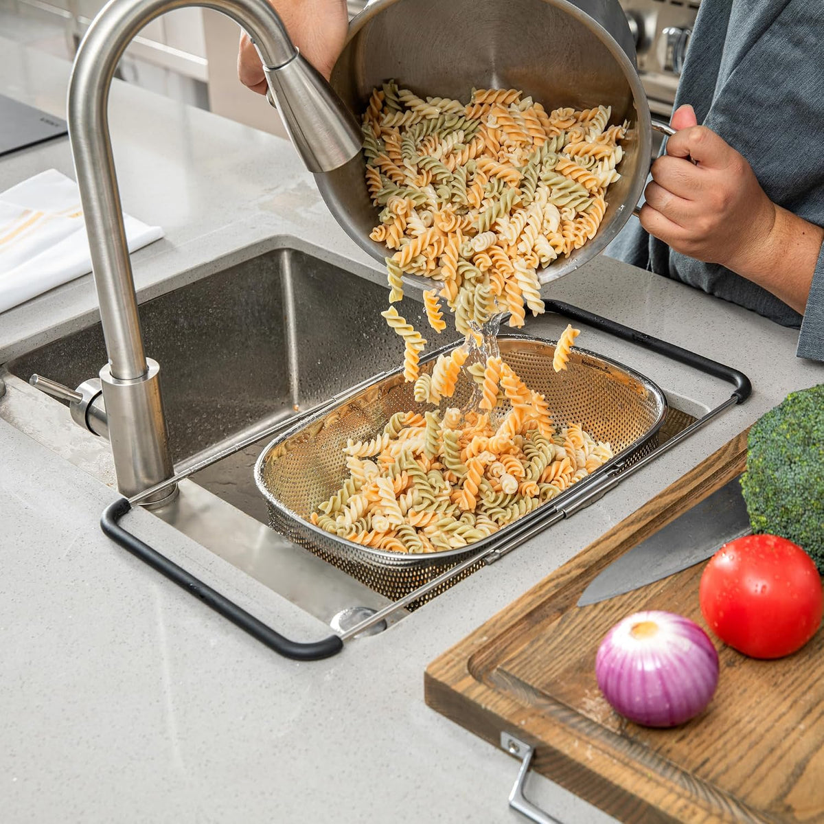 Restaurantware 6 qt Stainless Steel Over The Sink Colander