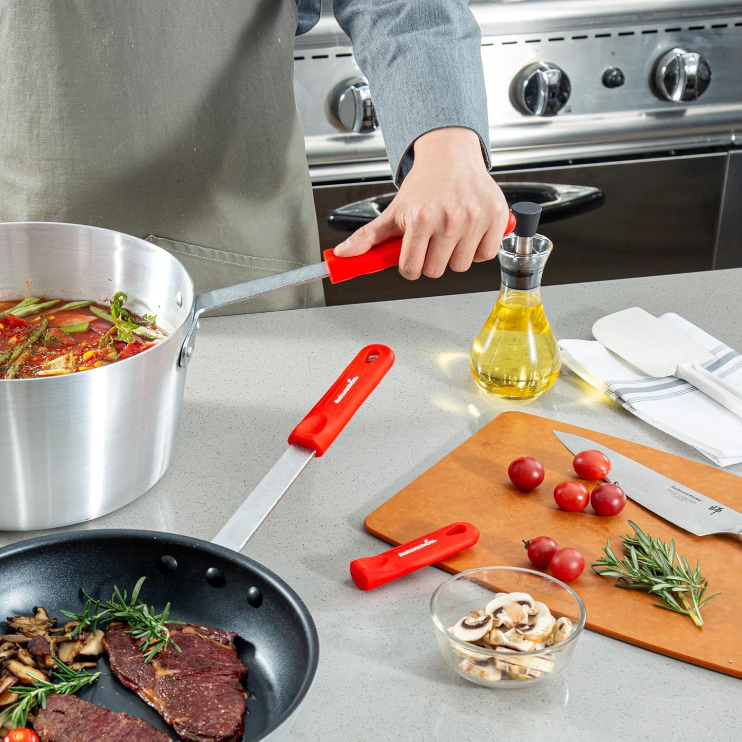 Restaurantware Silicone Pan Handle Cover Set 1-Count Heat-Resistant Removable Pan Handle Grips, Ergonomic Non-Slip Green Handle Protectors for Fry Pans and Sauce Pans