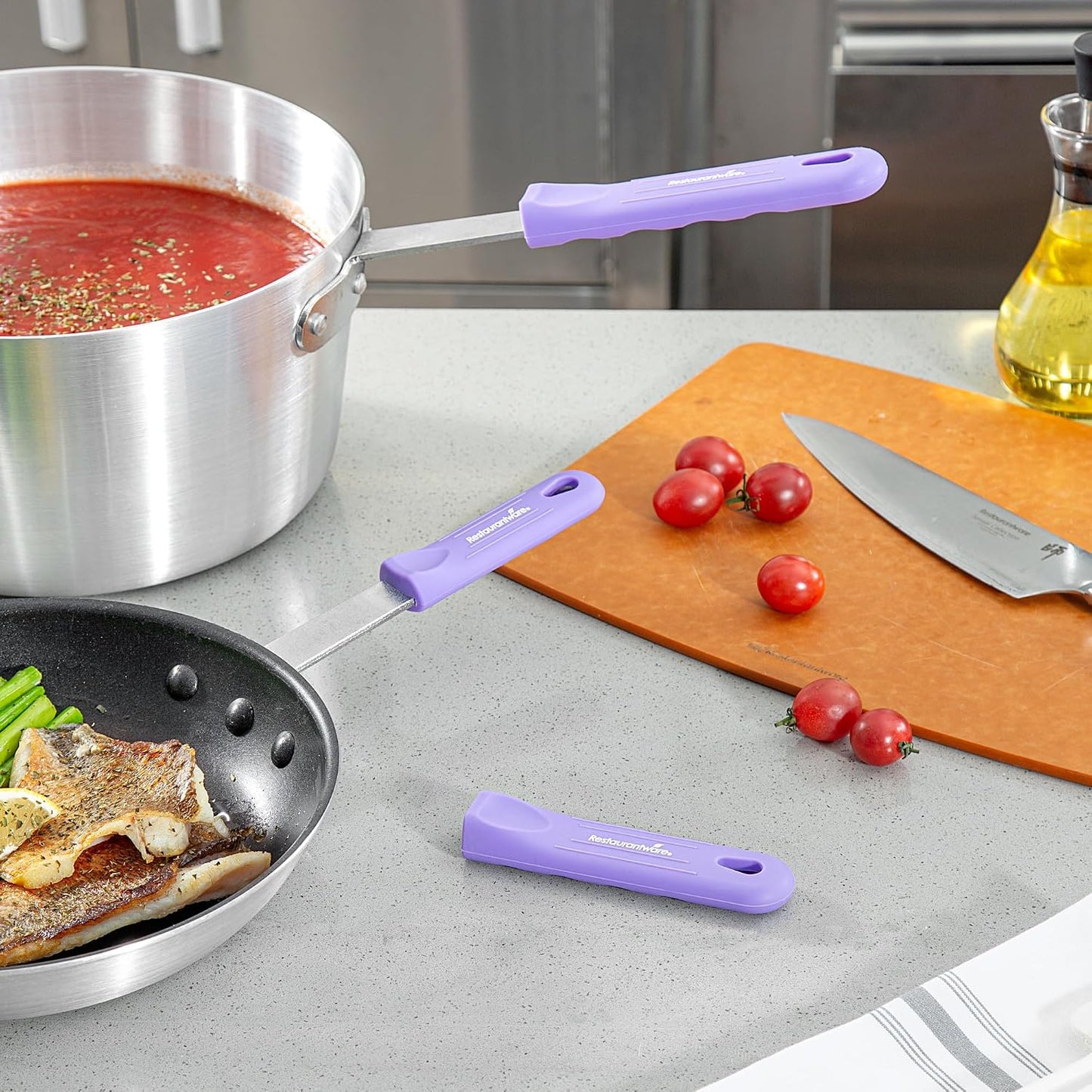 Restaurantware Silicone Pan Handle Cover Set 1-Count Heat-Resistant Removable Pan Handle Grips, Ergonomic Non-Slip Green Handle Protectors for Fry Pans and Sauce Pans