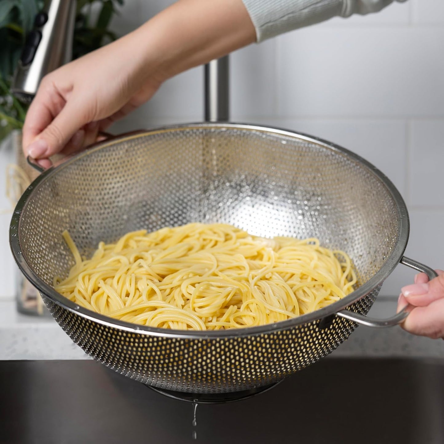 Fox Run Stainless Steel Colander, 4.7 Quart Over The Sink Pasta Strainer