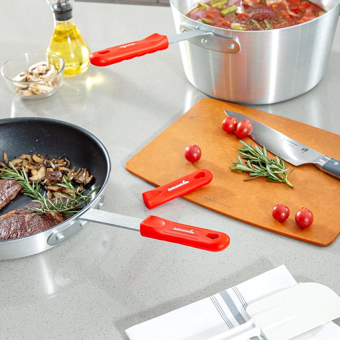 Restaurantware Silicone Pan Handle Cover Set 1-Count Heat-Resistant Removable Pan Handle Grips, Ergonomic Non-Slip Green Handle Protectors for Fry Pans and Sauce Pans