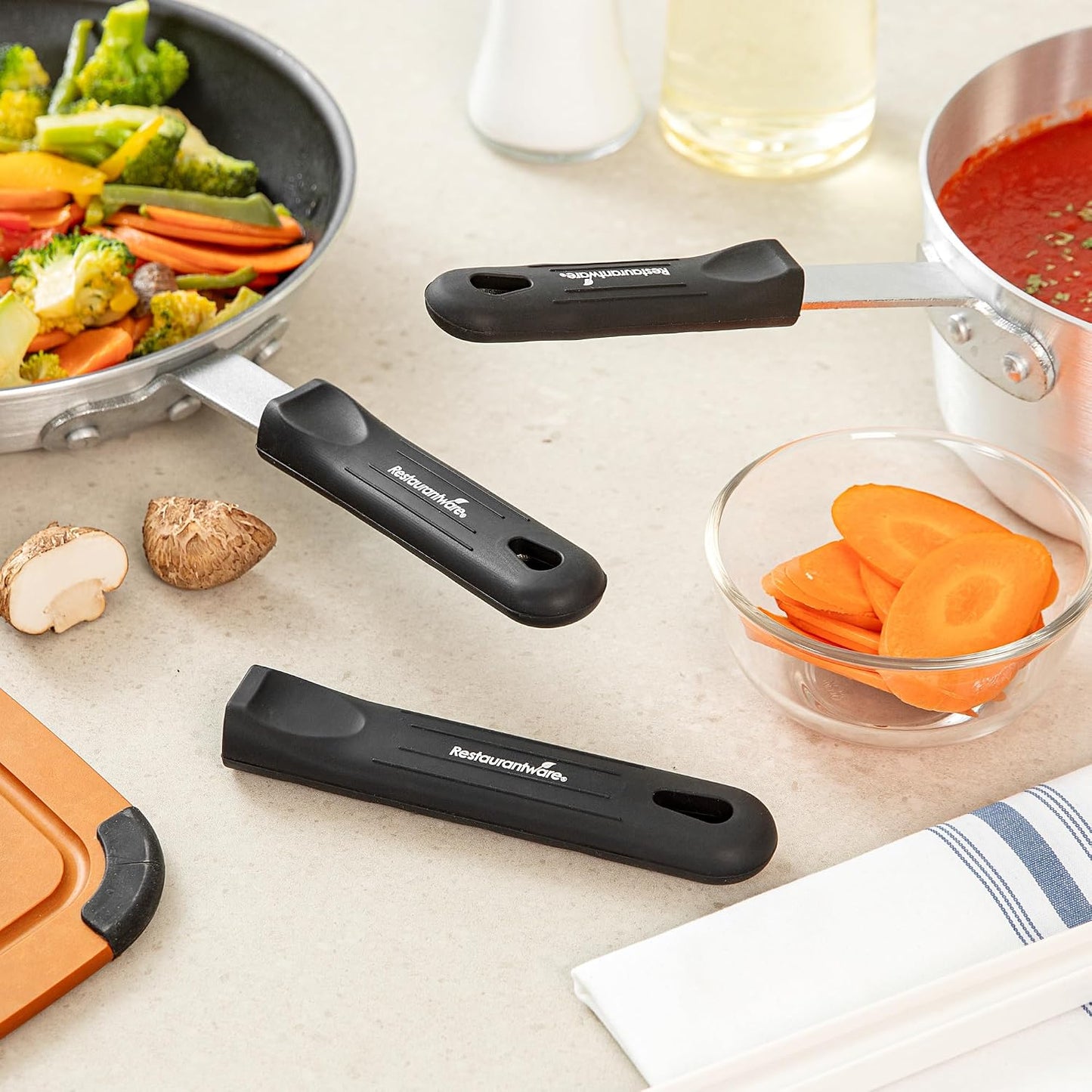 Restaurantware Silicone Pan Handle Cover Set 1-Count Heat-Resistant Removable Pan Handle Grips, Ergonomic Non-Slip Green Handle Protectors for Fry Pans and Sauce Pans