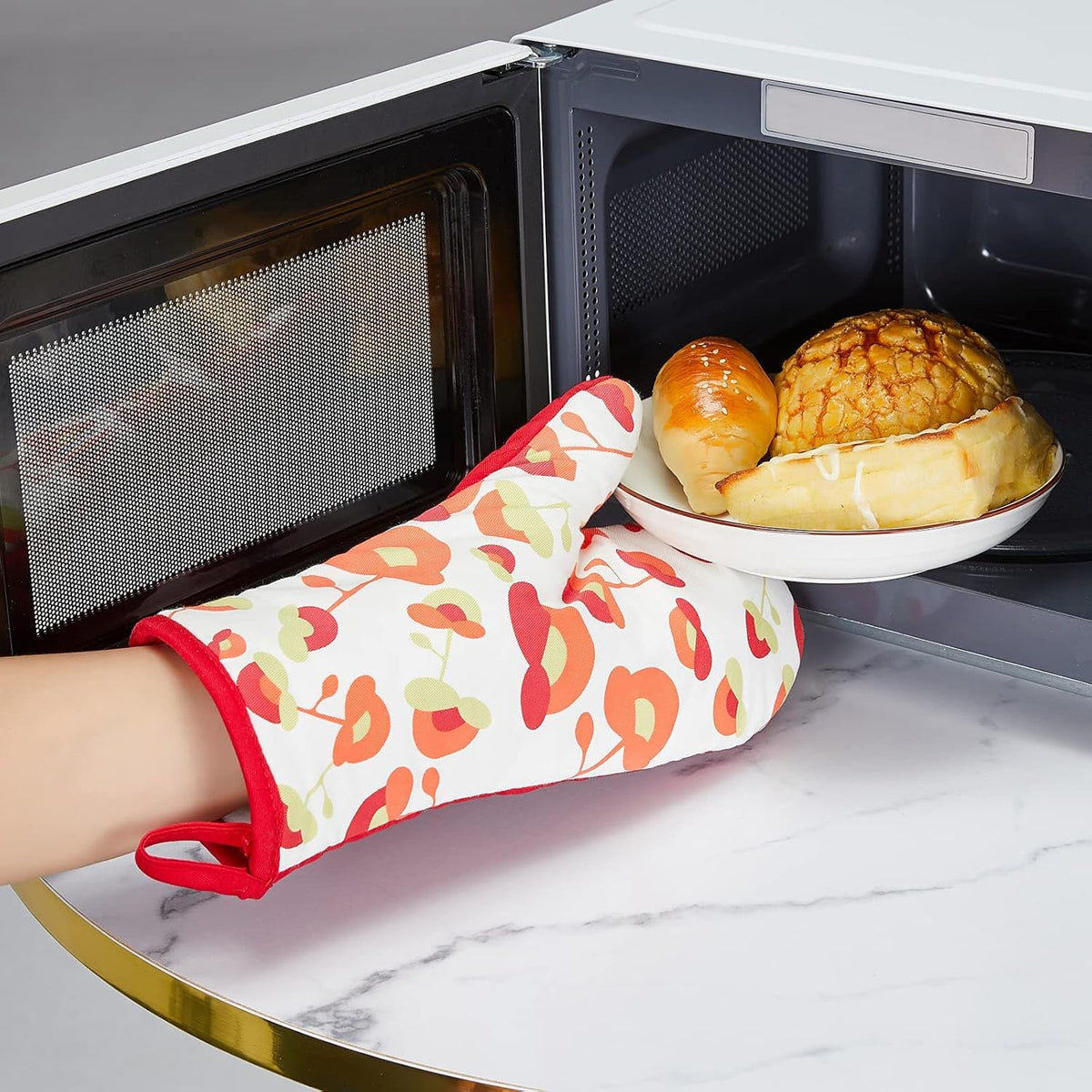 Oven Mitts and PotHolders Sets, 4 Pcs Kitchen Oven Glove High Heat Resistant 400°F Pot Holders for Kitchen, Non-Slip Neoprene Oven Mitts are Suitable for Cooking, Baking (Black)