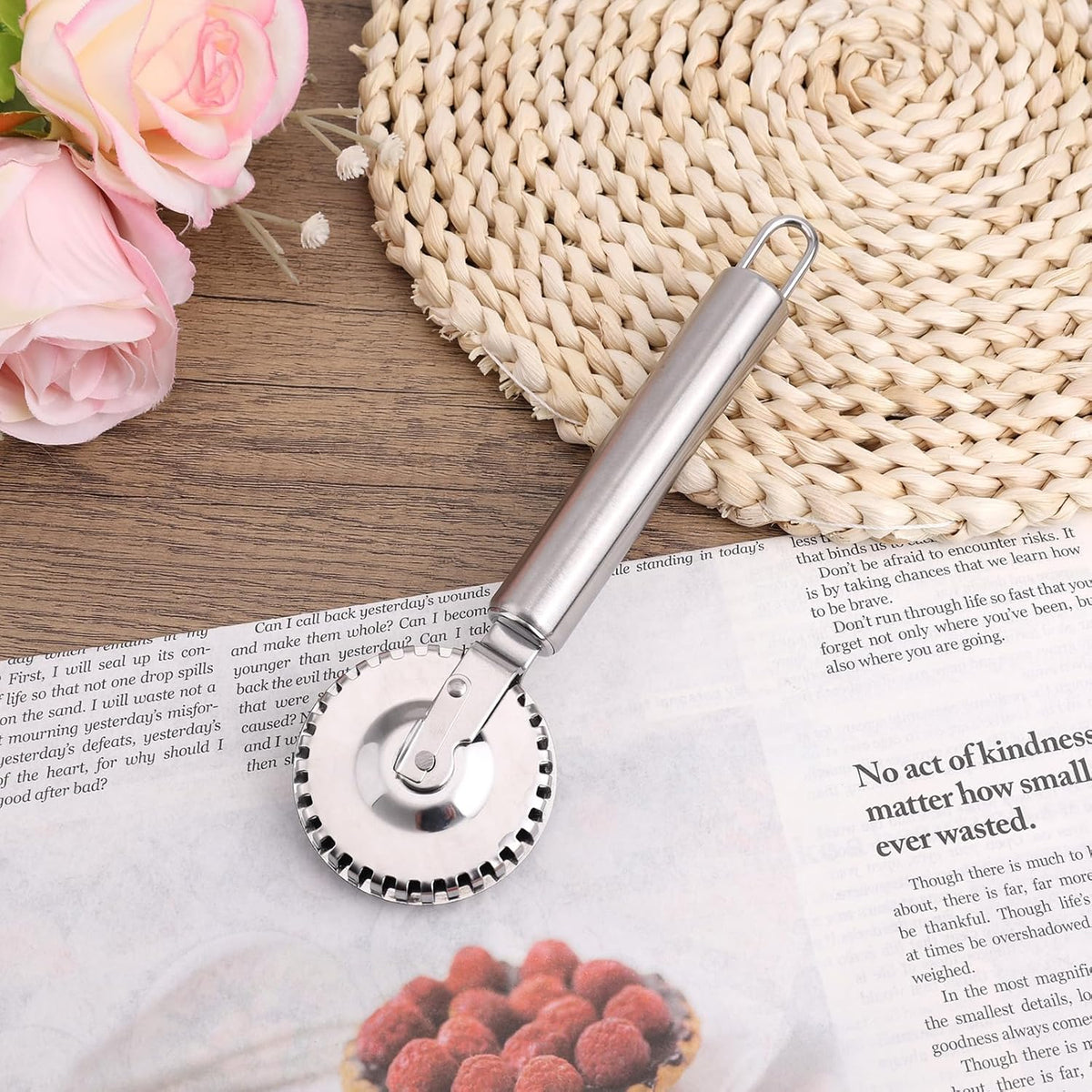 Stainless Steel Pastry Cutter Wheel, Fluted Pasta Dough Crimper Ravioli Cutter Maker Tool for Pizza, Noodles, Cookies Pie Crust Versatile Pastry Wheel for Kitchen Baking & Cooking