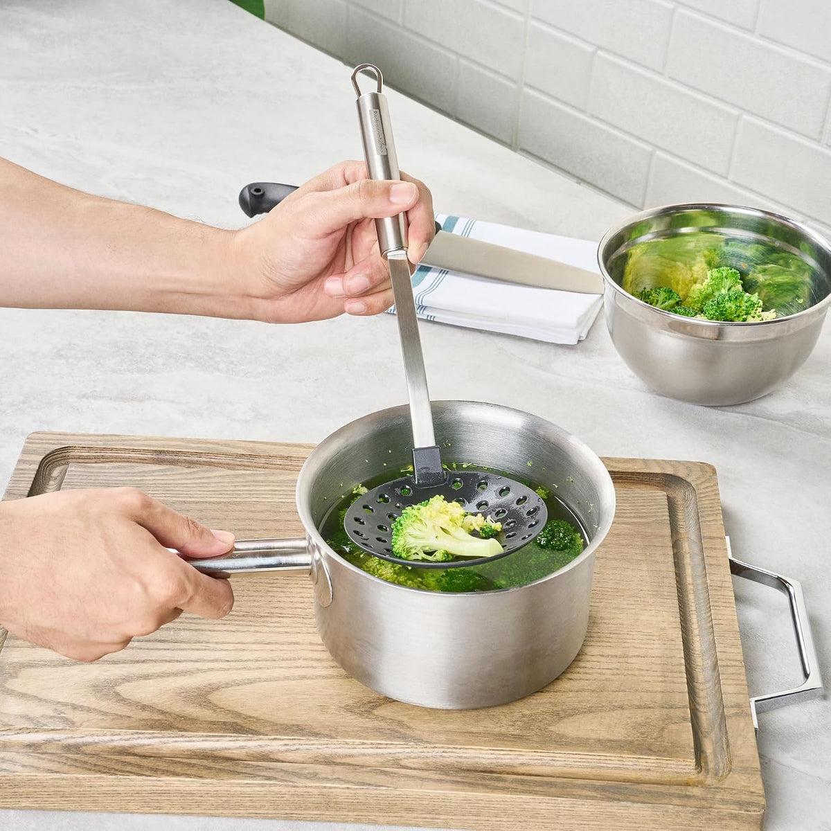 Restaurantware Stainless Steel Spider Skimmer - German Standard Wire Skimmer with Ergonomic Handle, Dishwasher Safe - Wire Strainer Pasta Spoon for Cooking & Frying