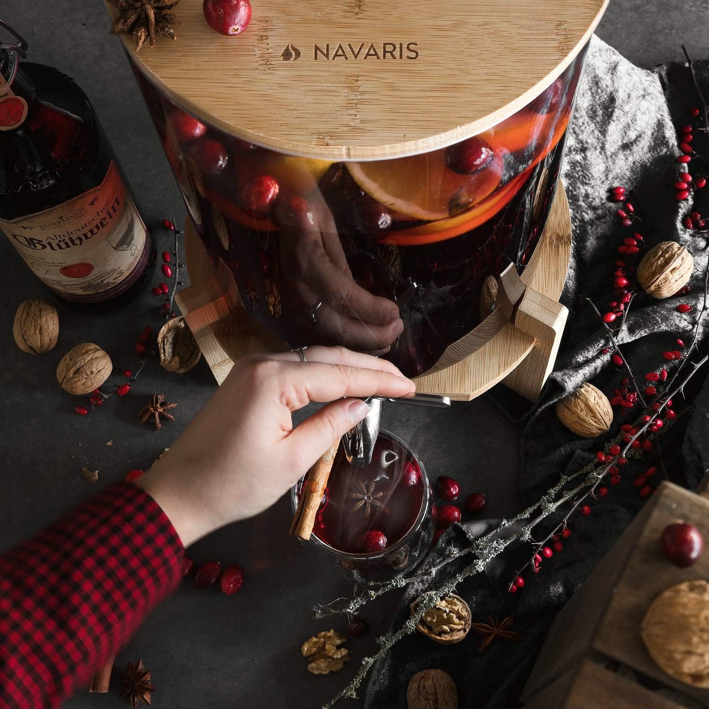Navaris Beverage Dispenser with Stand - 1.3 Gallon (5L) Glass Drink Dispenser with Spigot, Lid, Wood Stand for Hot or Cold Drinks, Ice Water, Parties