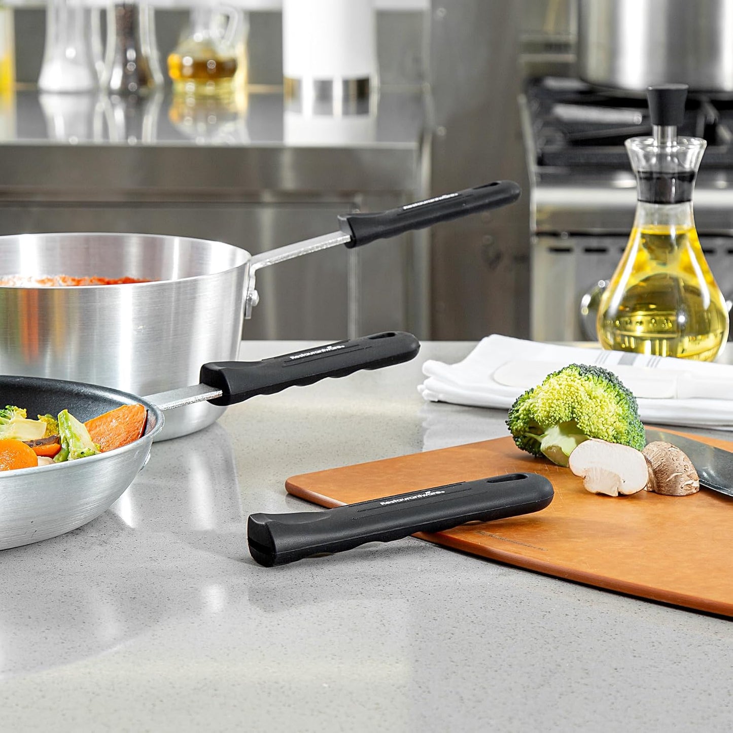 Restaurantware Silicone Pan Handle Cover Set 1-Count Heat-Resistant Removable Pan Handle Grips, Ergonomic Non-Slip Green Handle Protectors for Fry Pans and Sauce Pans