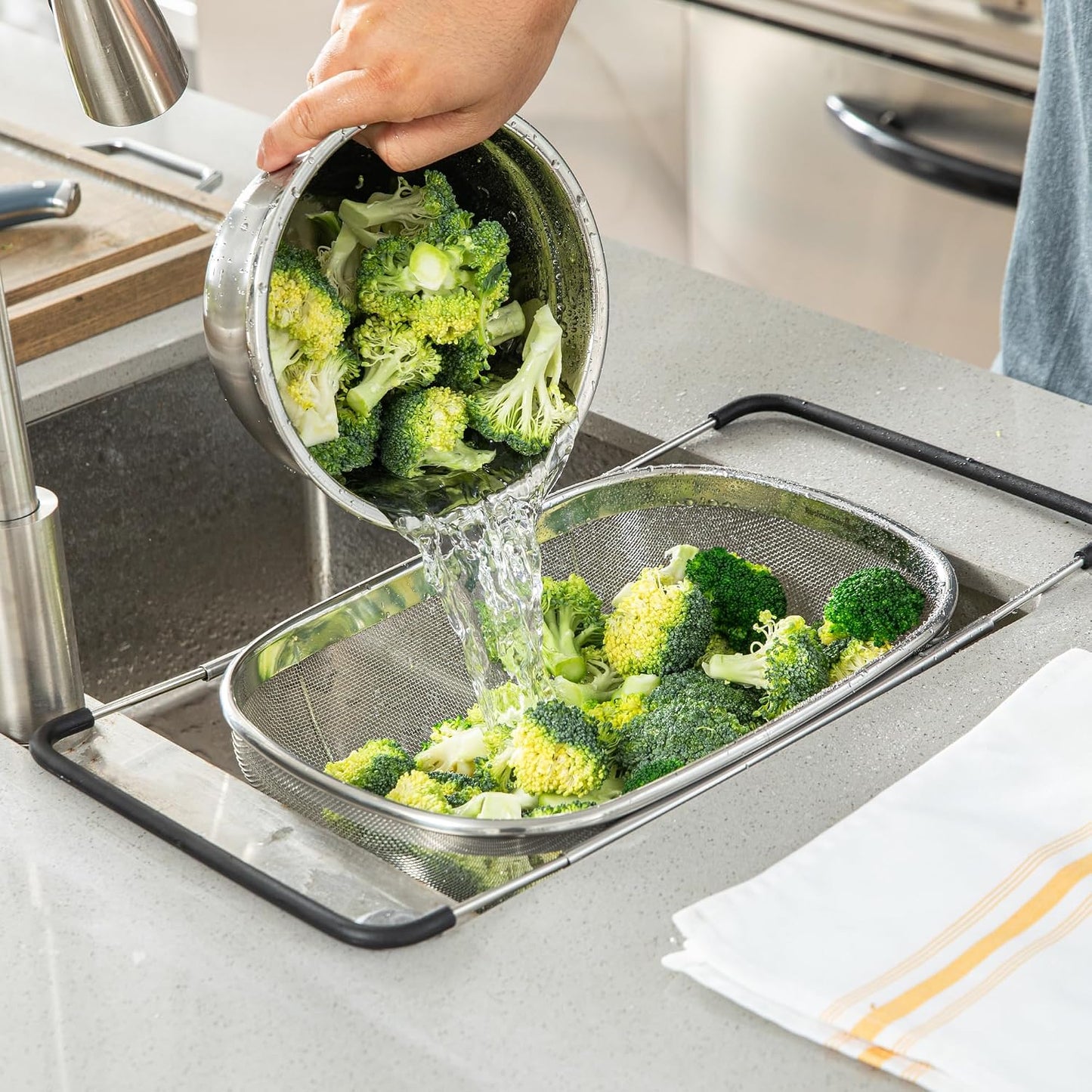 Restaurantware 6 qt Stainless Steel Over The Sink Colander