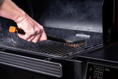 Traeger Grills Hot n' Cold Grill Cleaning Brush – Natural Palmyra Bristles for Hot & Cold Grate Scrubbing, Deep Clean & BBQ Maintenance