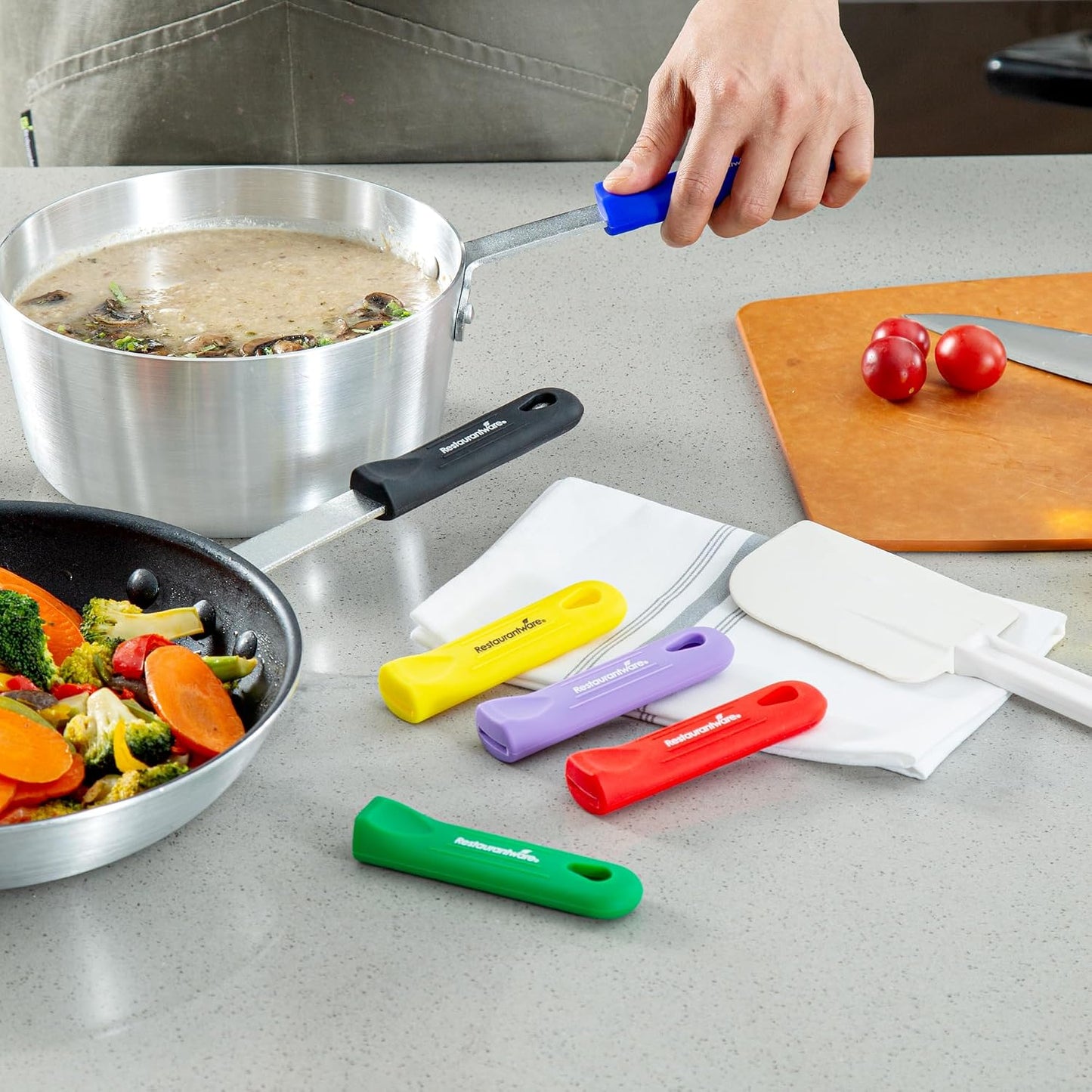 Restaurantware Silicone Pan Handle Cover Set 1-Count Heat-Resistant Removable Pan Handle Grips, Ergonomic Non-Slip Green Handle Protectors for Fry Pans and Sauce Pans