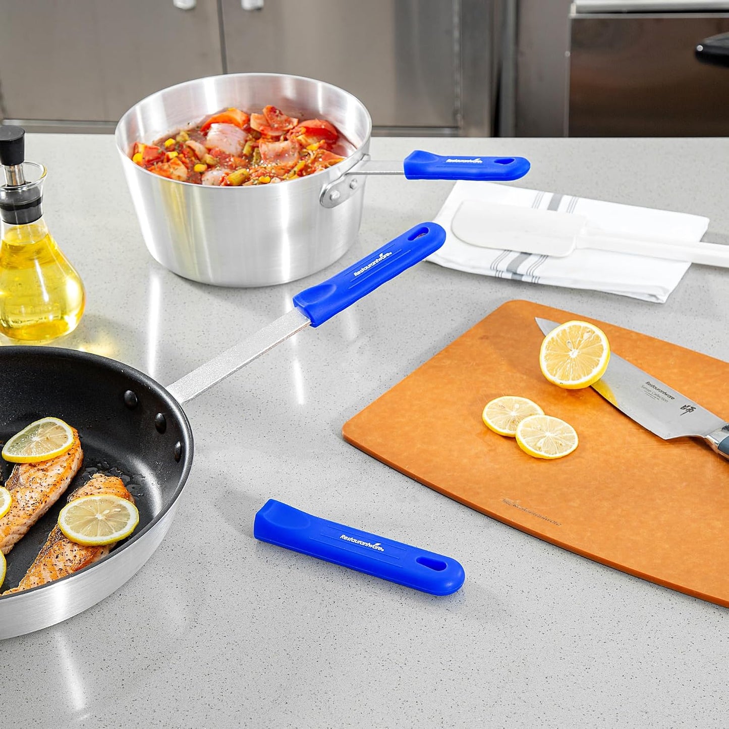 Restaurantware Silicone Pan Handle Cover Set 1-Count Heat-Resistant Removable Pan Handle Grips, Ergonomic Non-Slip Green Handle Protectors for Fry Pans and Sauce Pans