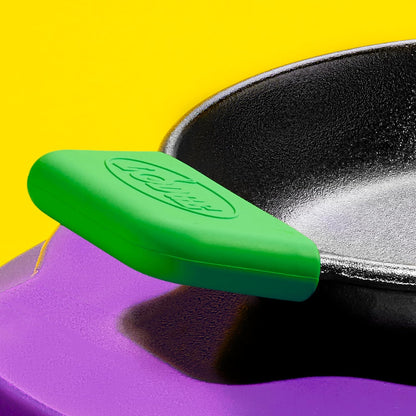 Lodge Bold Silicone Assist Handle Holder, Ash Gray