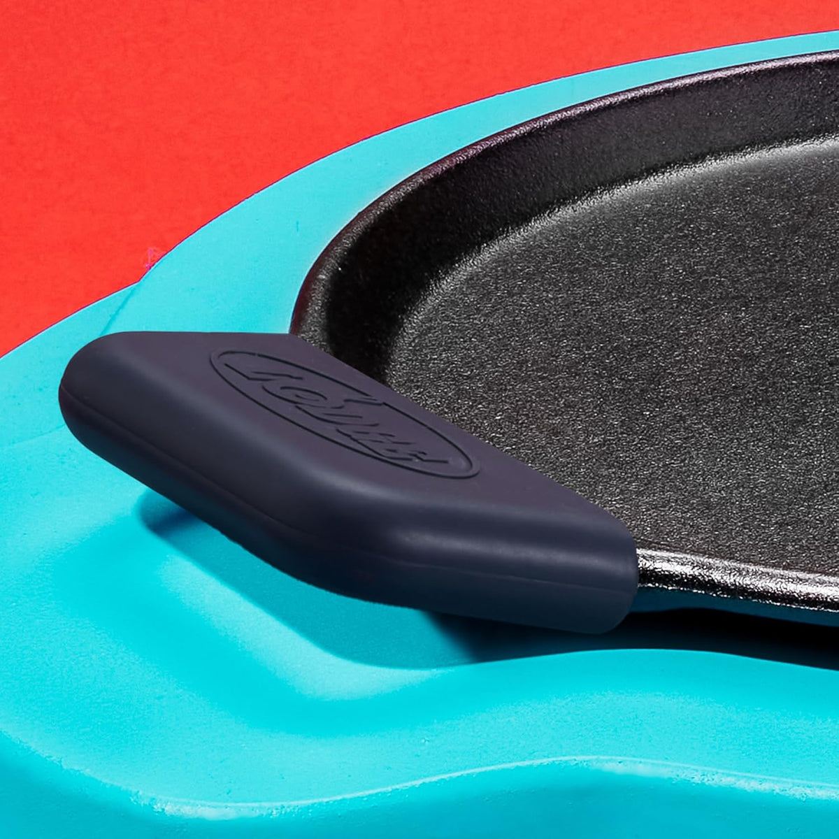 Lodge Bold Silicone Assist Handle Holder, Ash Gray