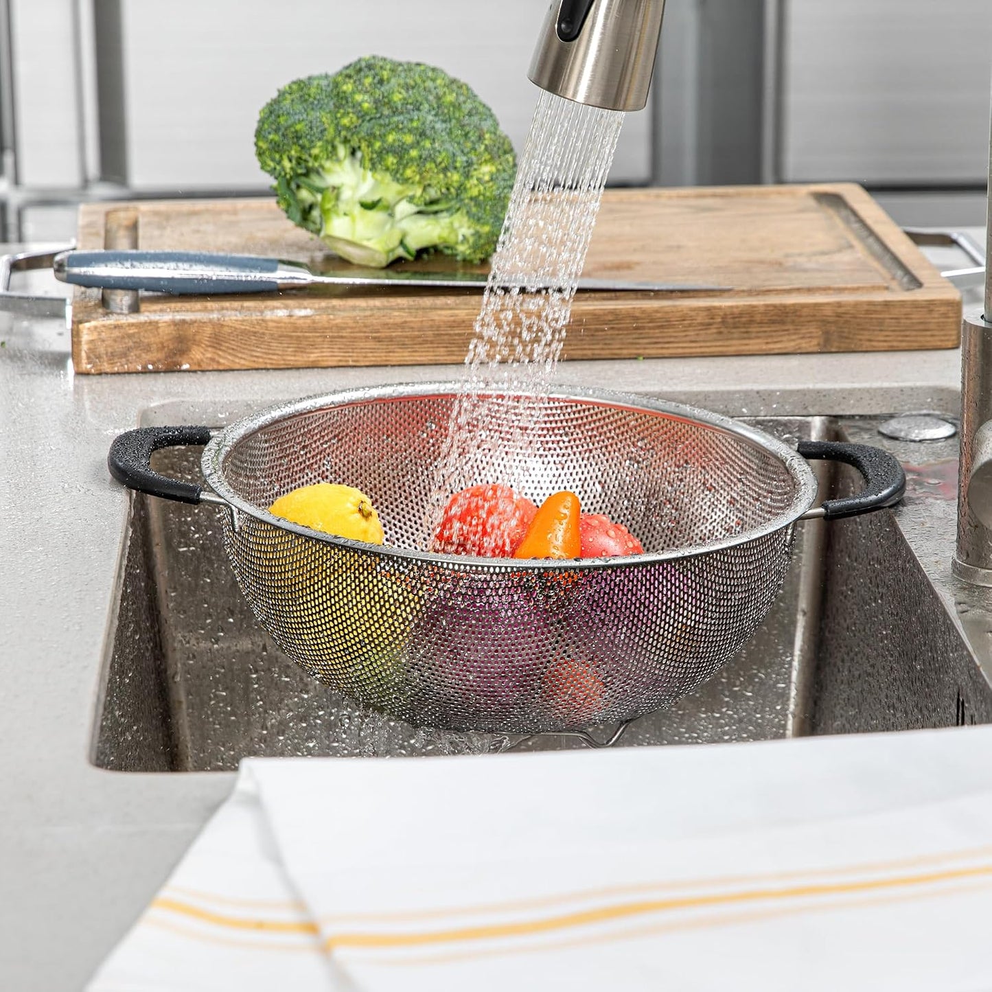 Restaurantware Colander 1 Count 5.5 qt Dishwasher-Safe Stainless Steel Coarse Mesh Colander with Over-The-Sink Expandable Handles Kitchen Strainer Basket for Pasta, Fruits, and Vegetables