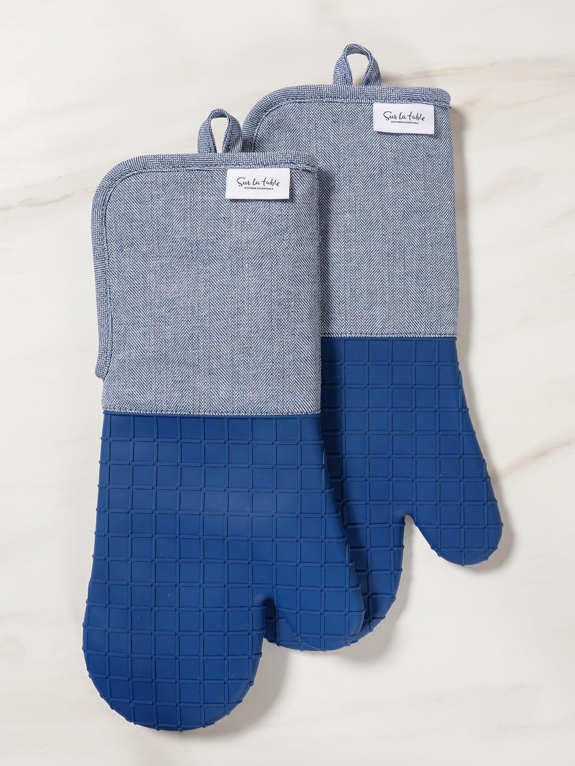 Sur La Table Kitchen Essentials Set of 2 Silicone Oven Mitts, Heat Resistant to 550°F (Green)