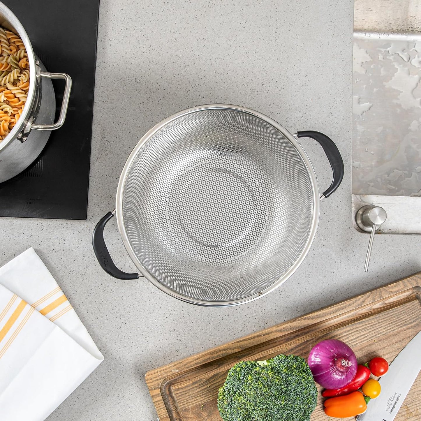 Restaurantware Colander 1 Count 5.5 qt Dishwasher-Safe Stainless Steel Coarse Mesh Colander with Over-The-Sink Expandable Handles Kitchen Strainer Basket for Pasta, Fruits, and Vegetables