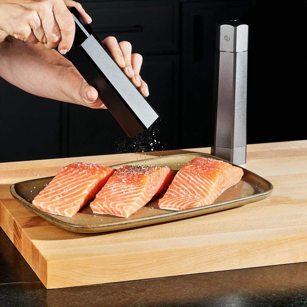 HexClad HexMill Salt Grinder, Aluminum Gray, Adjustable 10 Grind Settings