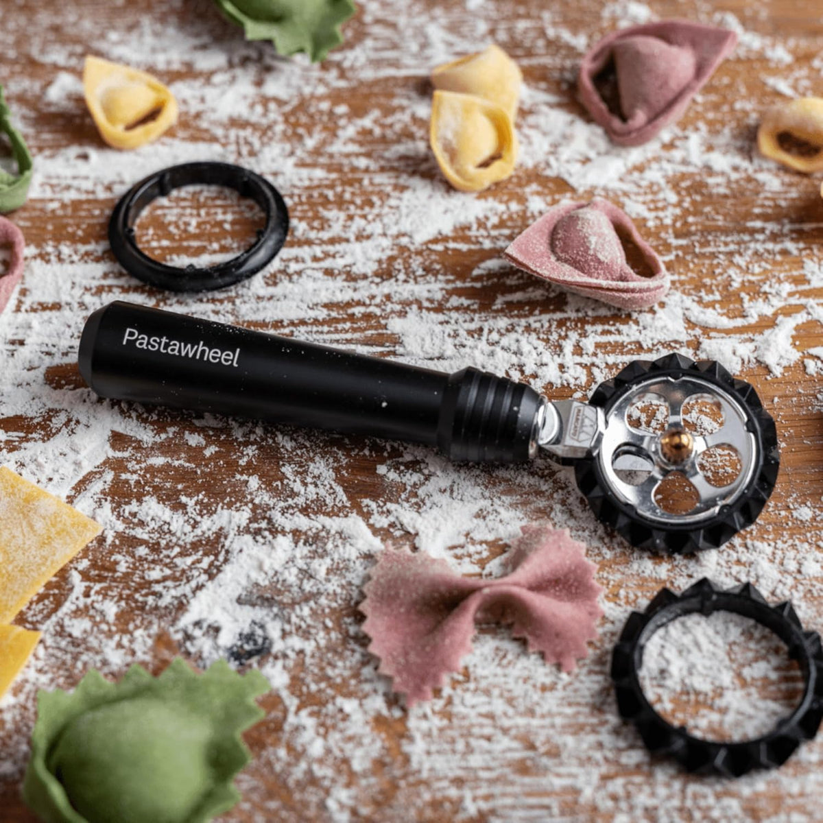 Marcato Pastawheel Dough Cutter & Crimper, Green. Comes with 3 Interchangeable Wheels -Straight Cut, Tight Zig-Zag, & Wide Zig-Zag. Made in Italy