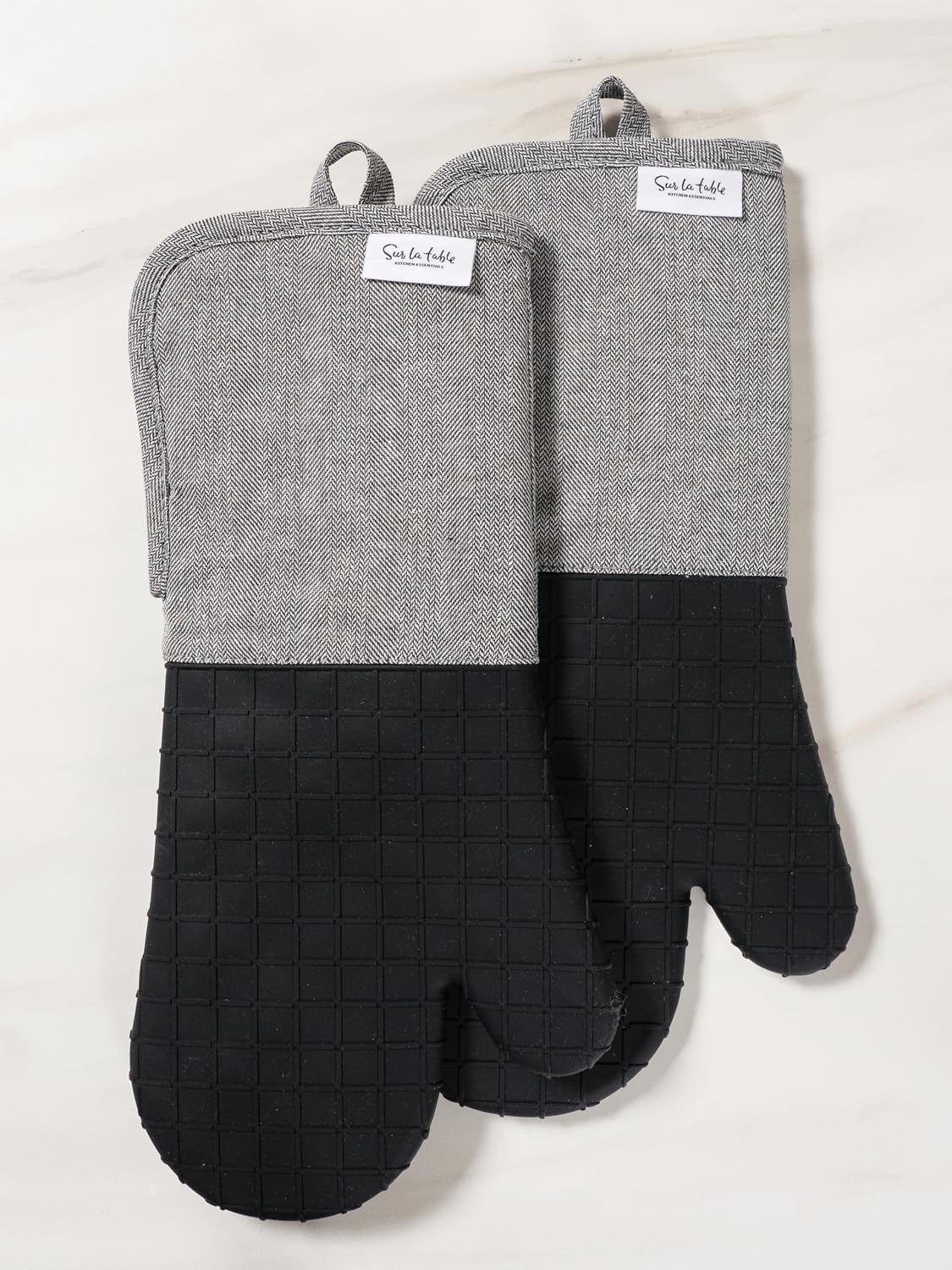 Sur La Table Kitchen Essentials Set of 2 Silicone Oven Mitts, Heat Resistant to 550°F (Green)