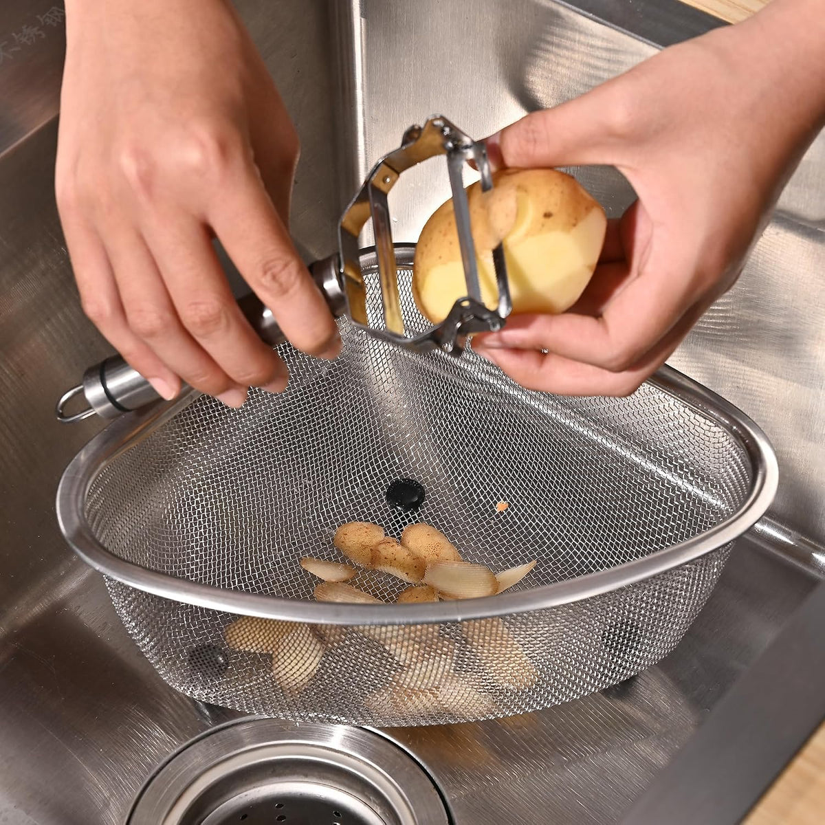 Fox Run Stainless Steel Colander, 4.7 Quart Over The Sink Pasta Strainer